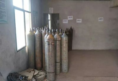 133個壓縮氣瓶藏身居民樓？！氣瓶放置不當，等于炸彈！——聚焦氟制冷劑批發亂象與安全警示